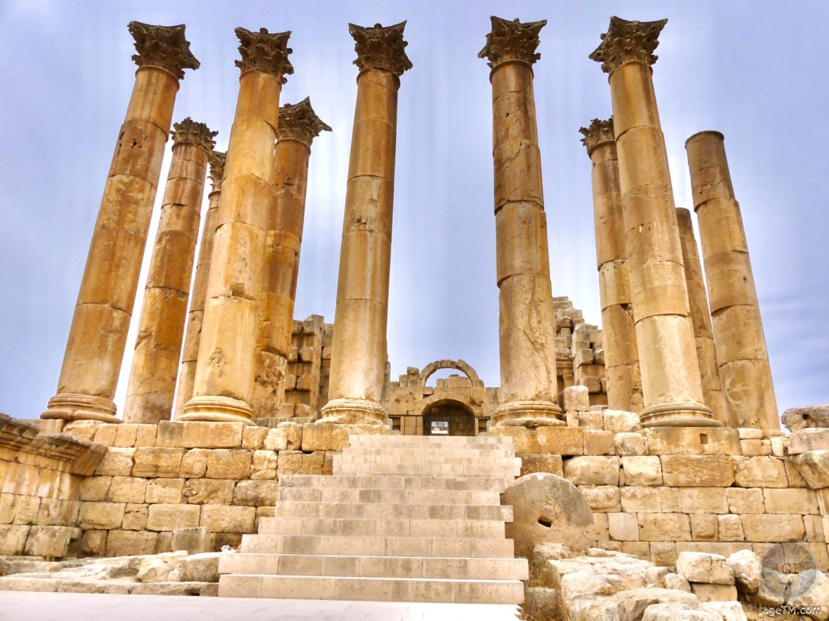 Das Foto zeigt die Frontansicht des Artemis Tempel. Artemis Diana war die Schutzgöttin der Römerstadt Jerash Gerasa in Jordanien