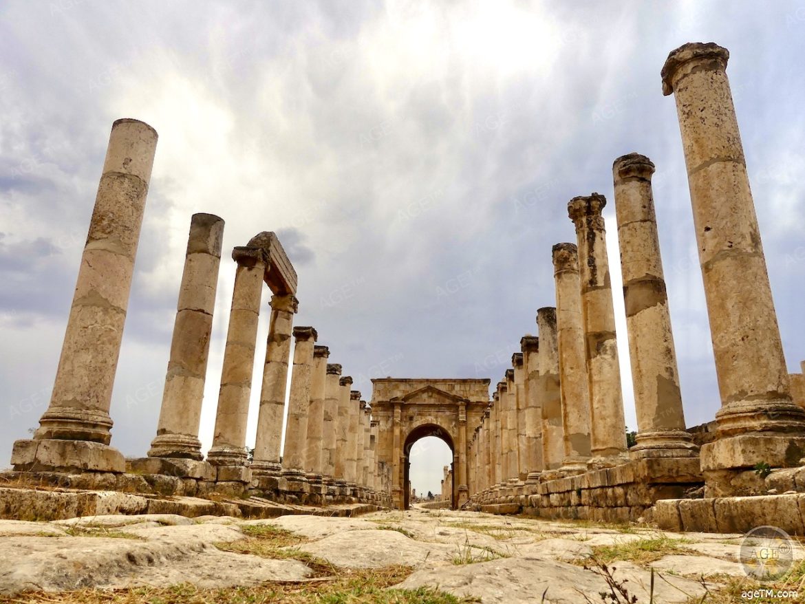 Das Foto zeigt den Cardo Maximus Tetrapylon der Römerstadt Jerash Gerasa in Jordanien. Gerasa gehörte zu den bedeutendsten Städten der römischen Geschichte im Nahen Osten.