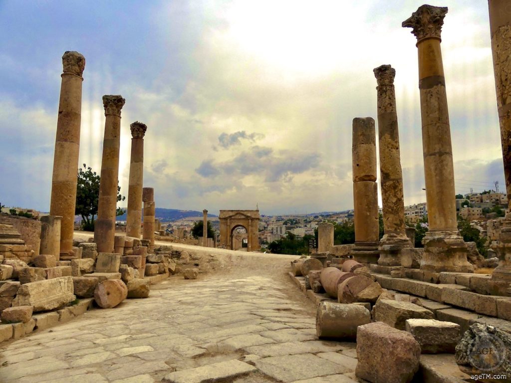 Nordtor Jerash 115 n.Chr. wichtige Handelsroute 6 Das Nordtor Jerash hinter dem Tetrapylon in Jerash Gerasa Jordanien