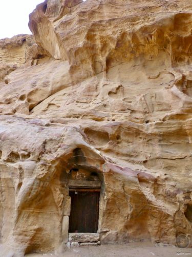 Höhlenübernachtung Eingang zur Hakuna Matata Höhle Little Petra Jordanien