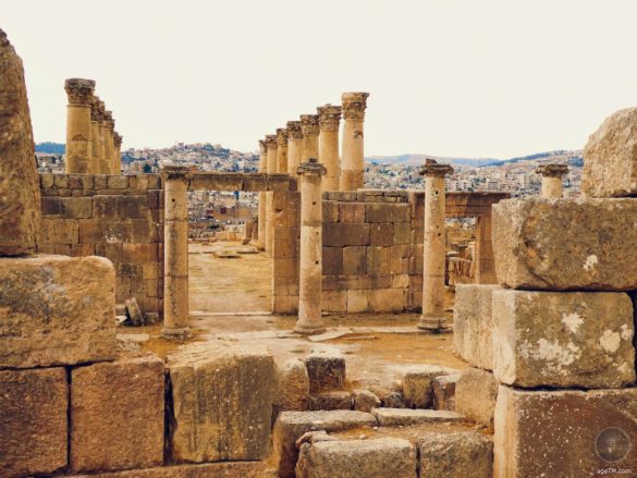 Entrada-y-pórtico-de-la-Iglesia-de-Jerash-Gerasa-Jordania