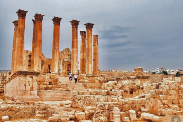 Frontansicht-des-Artemis-Tempel-einem-Heiligtum-in-Jerash-Gerasa-Jordanien