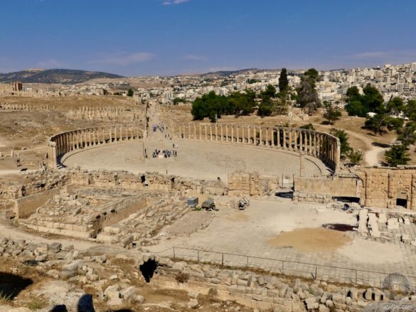 Das Foto zeigt den Ausblick auf das ovale Forum. Eine Sehenswürdigkeit der Römerstadt Jerash Gerasa in Jordanien.