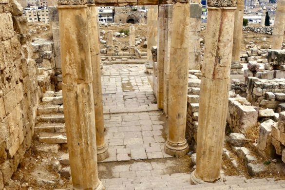 Ausgang der Kathedrale zum Cardo Maximus der Kollonadenstrasse in Jerash Gerasa Jordanien