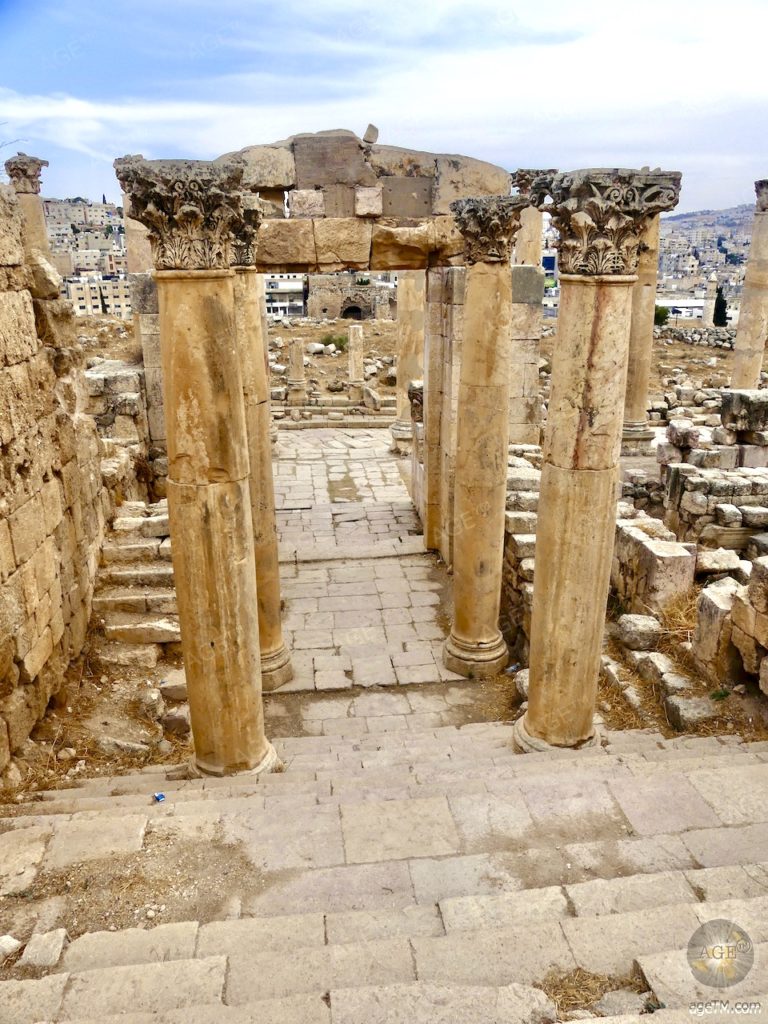 Kathedrale von Gerasa/Jerash Jordanien - echt 450nChr Uitgang van de kathedraal naar de Cardo Maximus van de Kollonadenstrasse in Jerash Gerasa Jordanië