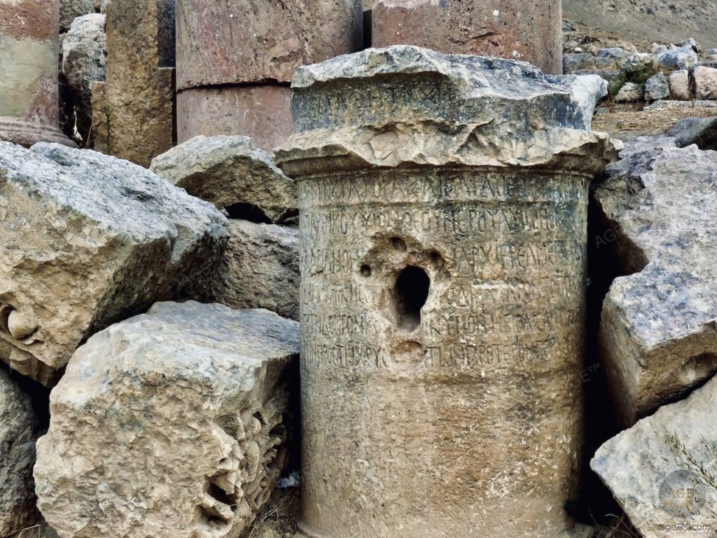 Inscrições Gerasa Jordan: Uma viagem no tempo até 494 Inscrições Inscrições em uma coluna em Gerasa Jerash Jordan
