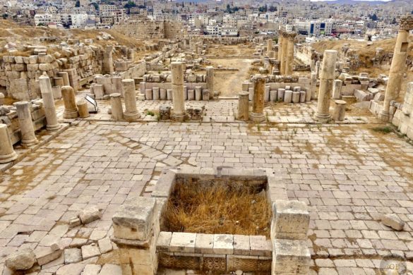 Blick von oben auf den Brunnenplatz der Kathedrale in Jerash Gerasa Jordanien