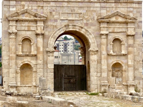 Portão Norte Jerash 115 d.C. importante rota comercial Jordan Gerasa fachada sul do portão norte construído em 115 DC. Estrada para Pella - Via Nova Traiana Jerash Jordan