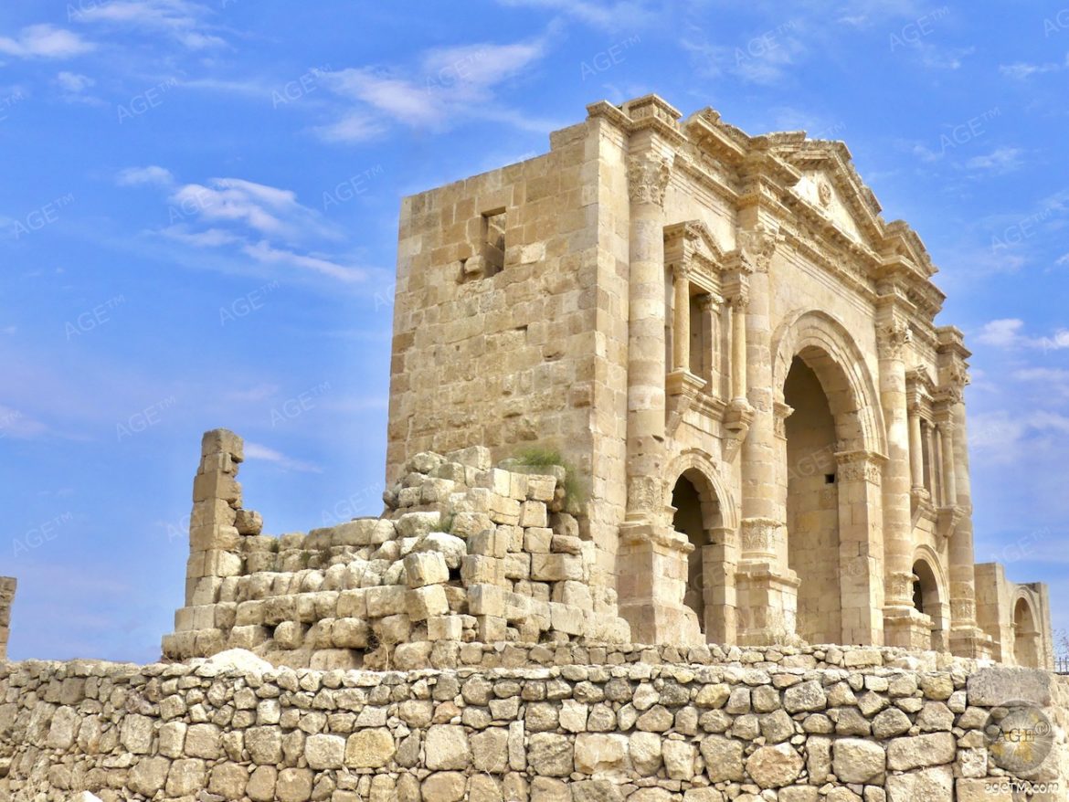 The photo shows the triumphal arch of the Roman city of Jerash Gerasa in Jordan. Hadrian's Arch was built in 129-130 in honor of Emperor Hadrian.