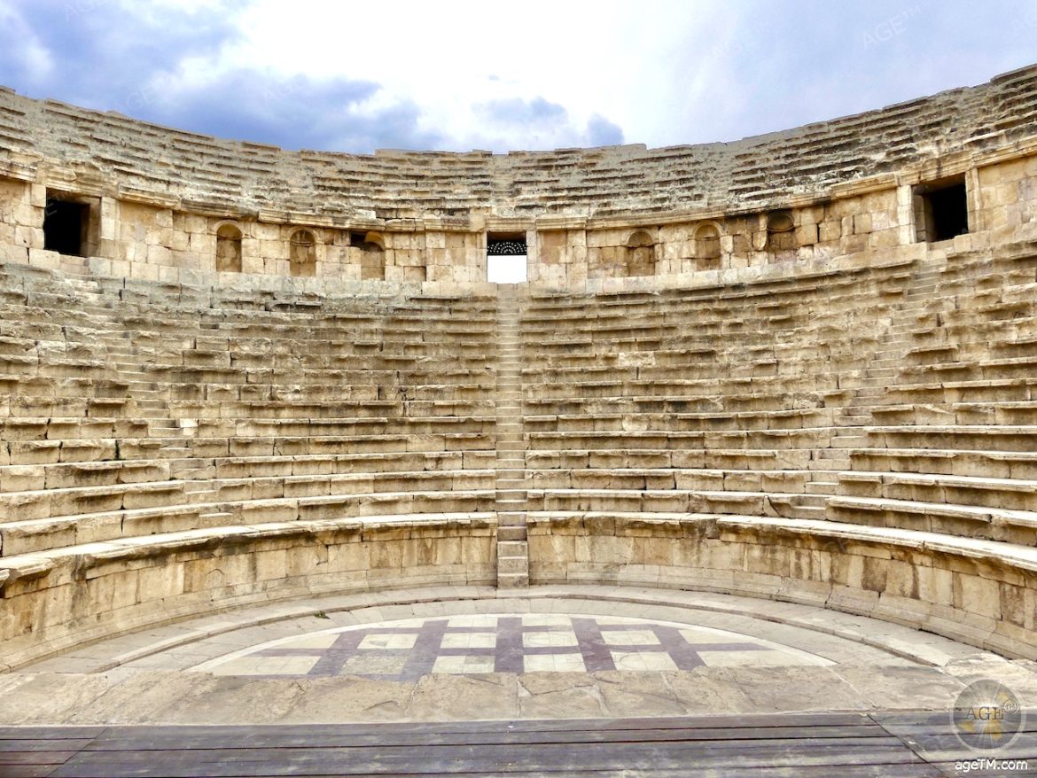 Das Foto zeigt ein römisches Amphitheater der Römerstadt Jerash Gerasa in Jordanien. Das Nordtheater wurde 165 n Chr erbaut und zählt zu den Top-Sehenswürdigkeiten.