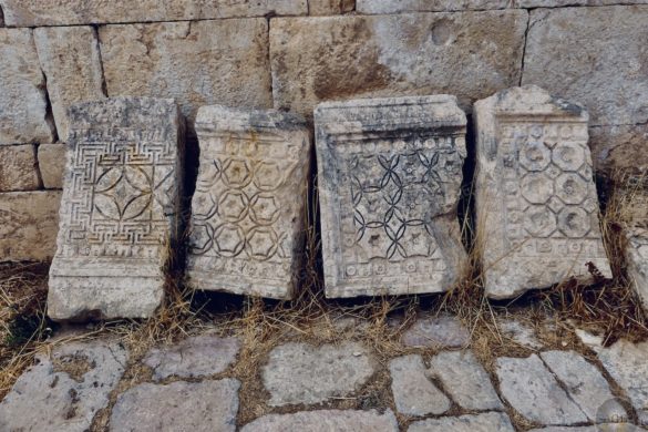 Ornamente in der Kathedrale von Jerash