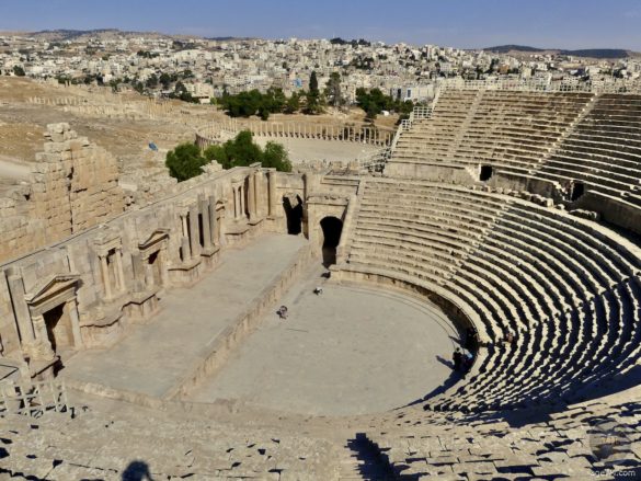 Das Foto zeigt das Südltheater von Jerash. Ein Amphitheater der Römerstadt Jerash Gerasa in Jordanien. Im Hintergrund das ovale Forum und die moderner Stadt zu sehen.
