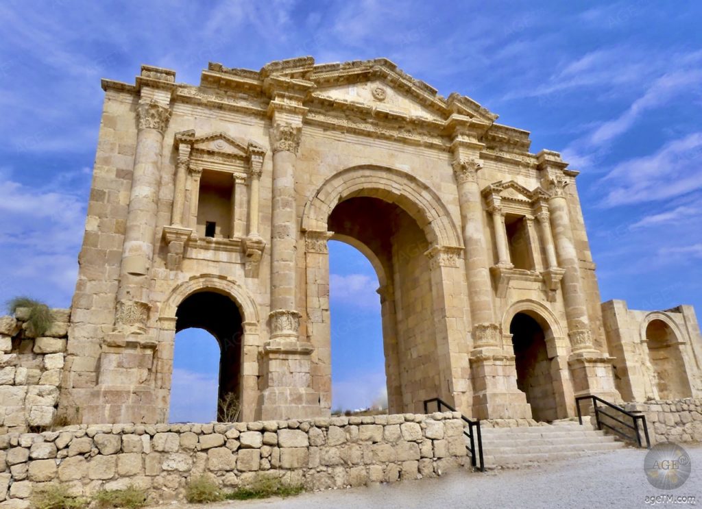 Triumphbogen von Gerasa Jerash in Jordanien, 130 n.Chr. erbaut Frontansicht vom Triumphbogen von Gerasa Jerash auch Hadriansbogen genannt. Erbaut 129 - 130 zu Ehren Kaiser Hadrian Jordanien