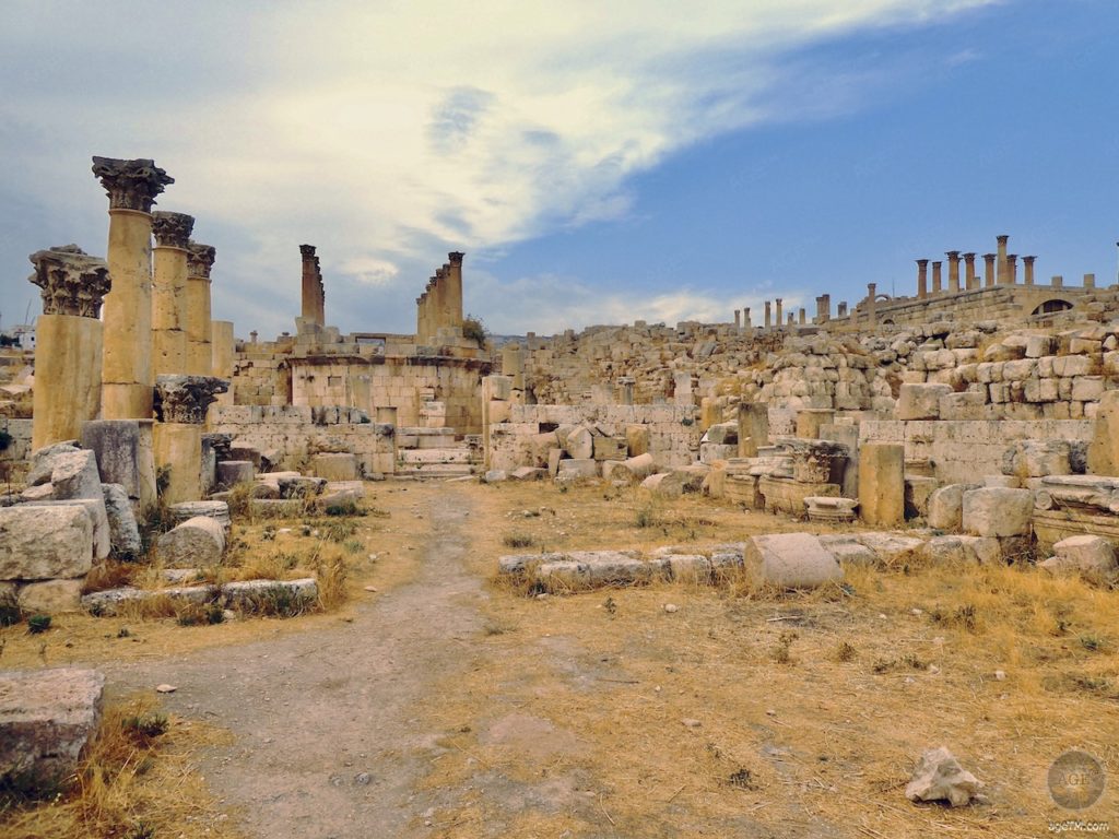 Kathedrale von Gerasa/Jerash Jordanien - echt 450nChr Binnenplaats van de kathedraal met uitzicht op de kerk van Theodor in Jerash Gerasa Jordanië