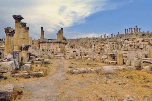 Innenhof der Kathedrale mit Blick zur Theodorkirche in Jerash Gerasa Jordanien