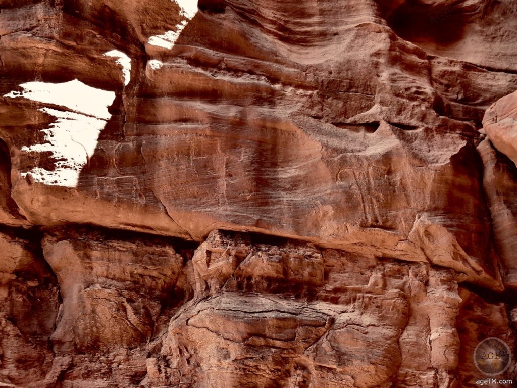 Petróglifos no cânion Khazali, nas profundezas do deserto de Wadi Rum Gravuras rupestres de petróglifos no desfiladeiro de Khazali Wadi Rum, Patrimônio Mundial da UNSECO, Jordânia