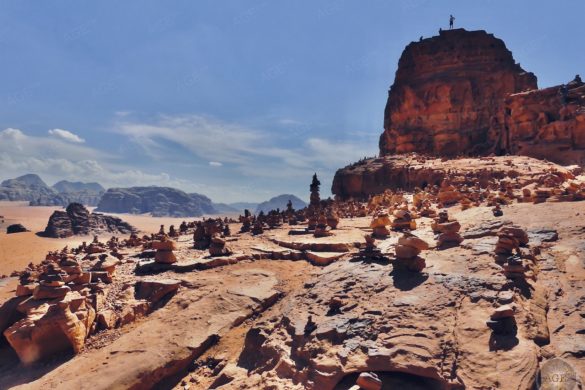 Aussichtspunkt mit Steinmänchen in der Wüste von Wadi Rum Jordanien