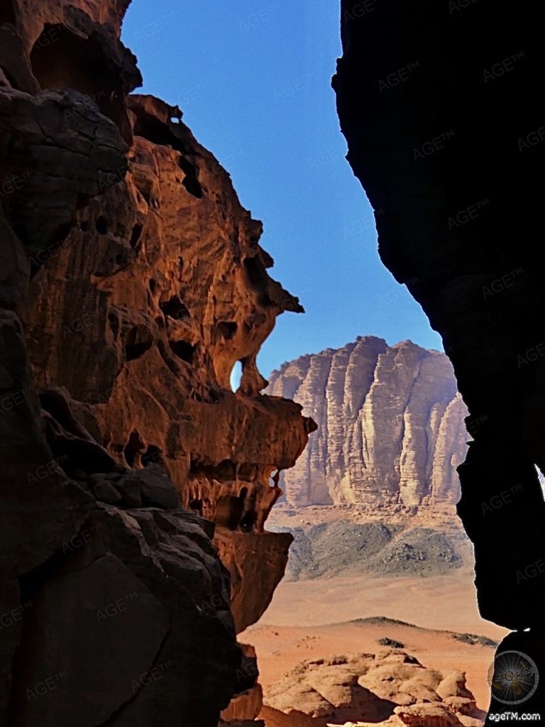 Fascinerende canyons in Wadi Rum, de woestijn van Jordanië Bizarre rotsen in de woestijn - Wadi Rum UNESCO Werelderfgoed Jordanië - Canyons in Wadi Rum De woestijn van Jordanië