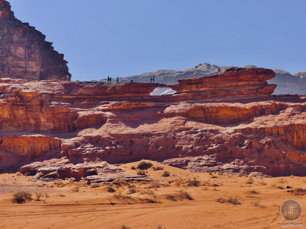 Stenen brug Kleine brug in Wadi Rum Jordanië Rotsbrug in de woestijn - Wadi Rum Unesco Werelderfgoed Jordanië