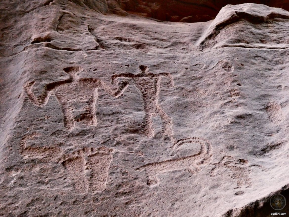 Petroglyphen Gravuren im Khazali Canyon in der Wüste von Wadi Rum Jordanien