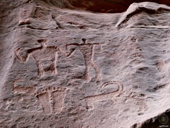 Petroglifos en el cañón Khazali, en las profundidades del desierto de Wadi Rum Petroglifos grabados en Khazali Canyon en el desierto de Wadi Rum Jordania