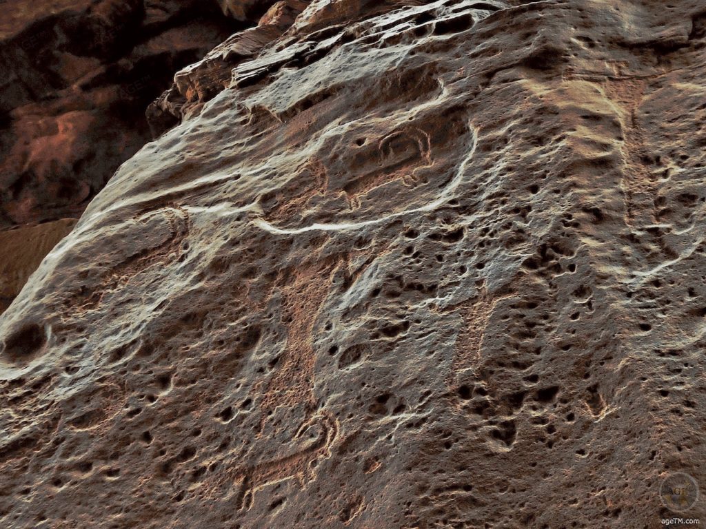 Petróglifos no cânion Khazali, nas profundezas do deserto de Wadi Rum Petróglifos gravuras rupestres pessoas e animais Khazali Canyon Wadi Rum UNSECO Patrimônio Mundial Jordânia