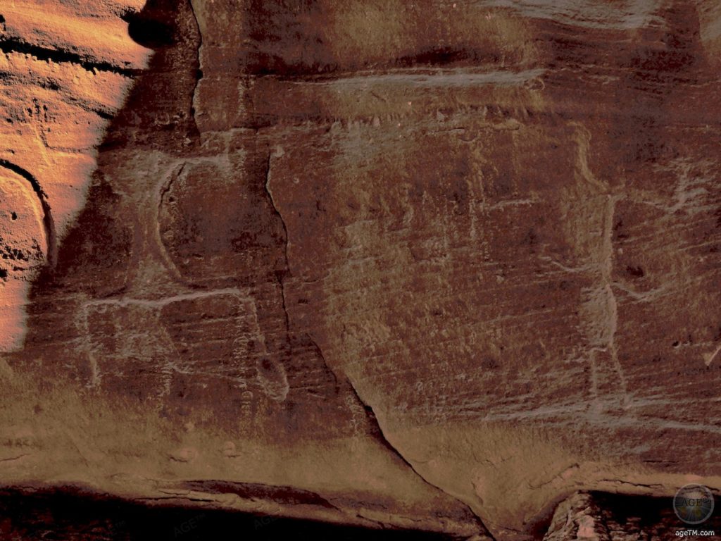 Petróglifos no cânion Khazali, nas profundezas do deserto de Wadi Rum Gravuras rupestres de petróglifos no desfiladeiro de Khazali Wadi Rum, Patrimônio Mundial da UNSECO, Jordânia