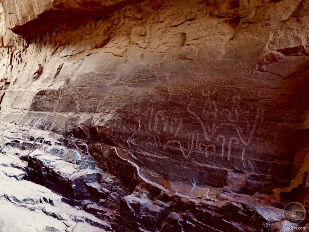 Petróglifos no cânion Khazali, nas profundezas do deserto de Wadi Rum Petróglifos e inscrições Khazali Canyon Wadi Rum Patrimônio Mundial da UNSECO Jordânia