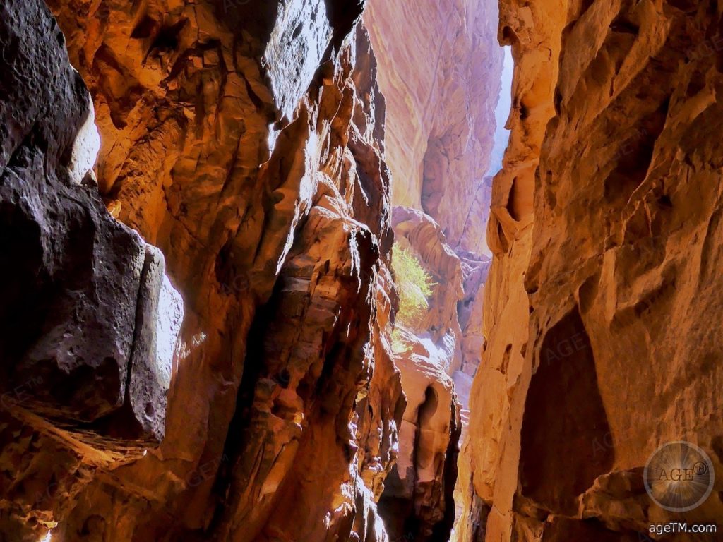 Petróglifos no cânion Khazali, nas profundezas do deserto de Wadi Rum Petróglifos nas gravuras rupestres do desfiladeiro Khazali em Wadi Rum, Patrimônio Mundial da UNSECO, Jordânia