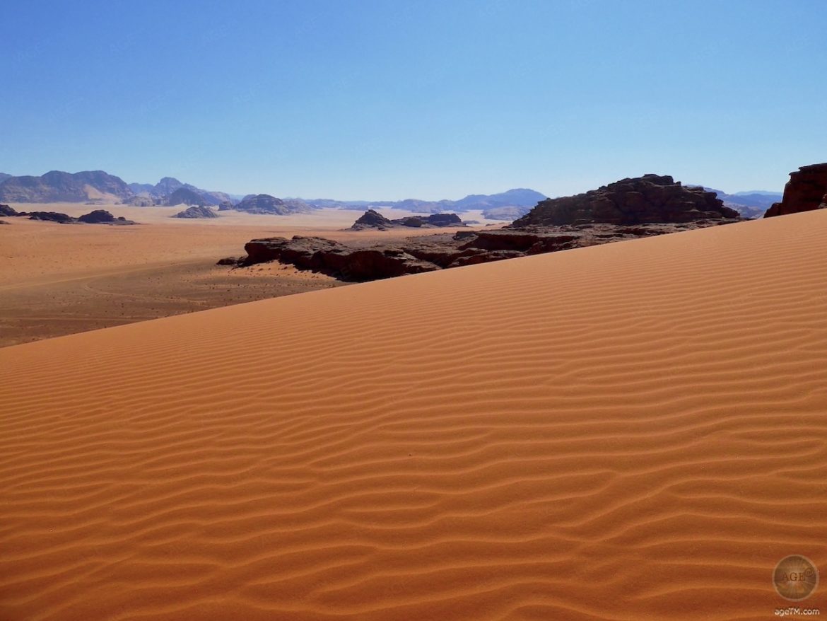 Rote Sanddünen in der Wüste von Wadi Rum Jordanien