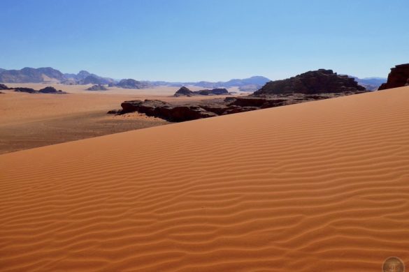 Rote Sanddünen in der Wüste von Wadi Rum Jordanien