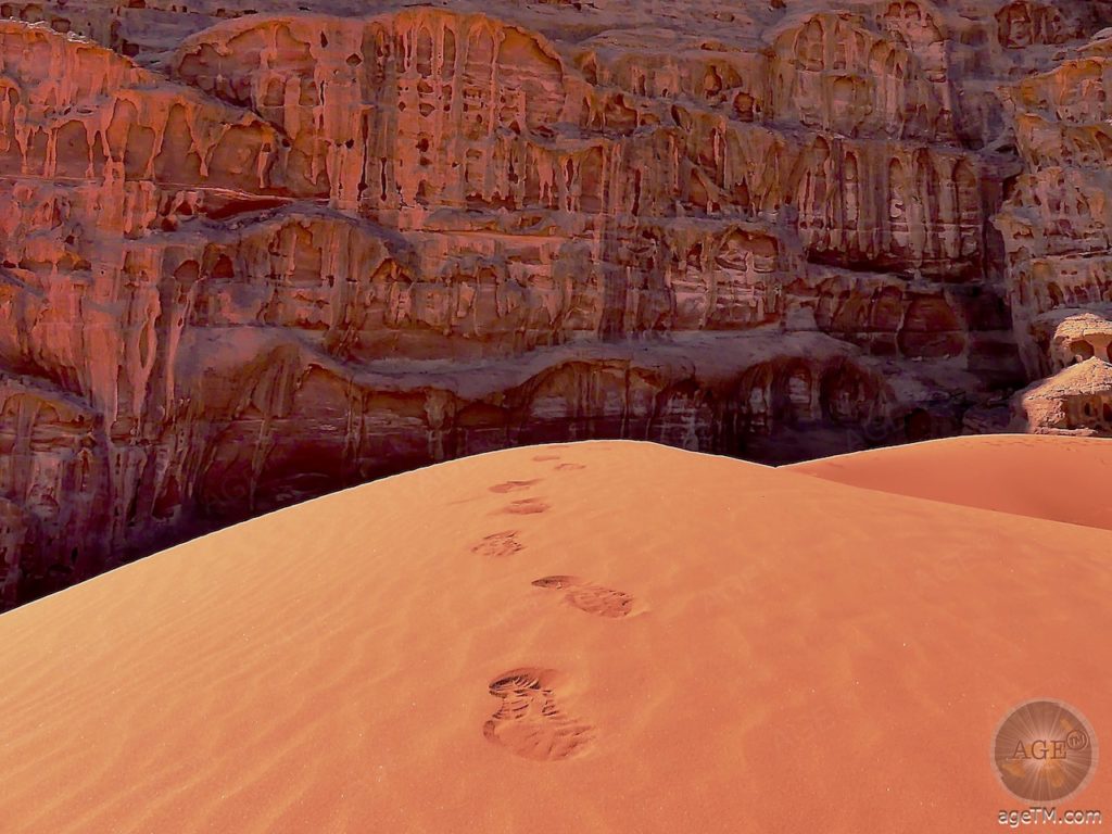 Dunas de areia vermelha no deserto de Wadi Rum, na Jordânia, infinitamente selvagens Dunas de areia vermelha e rochas no deserto de Wadi Rum Jordan