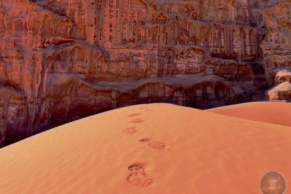 Rote Sanddünen und Felsen in der Wüste von Wadi Rum Jordanien