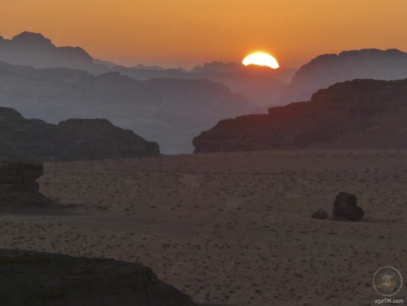 Sonnenuntergang in der Wüste - Wadi Rum UNESCO Welterbe Jordanien.