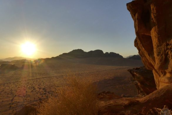 Sonnenuntergang in der Wüste von Wadi Rum Jordanien