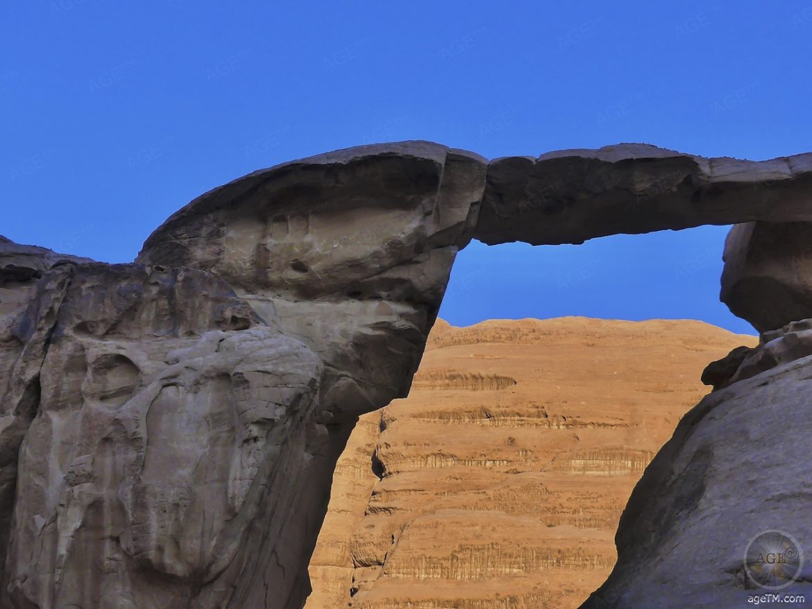 Das Foto zeigt die Felsenbrücke Umm Fruth Rock Bridge - ein natürliche Steinbrücke in schwindelerregender Höhe Mitten in der Wüste von Wadi Rum Jordanien.