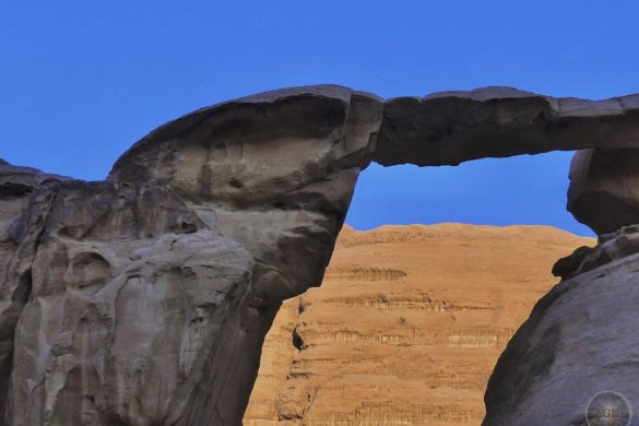Das Foto zeigt die Felsenbrücke Umm Fruth Rock Bridge - ein natürliche Steinbrücke in schwindelerregender Höhe Mitten in der Wüste von Wadi Rum Jordanien.