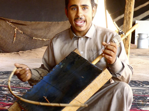 Traditionele muziek op de Rababah Geschiedenis van de Bedoeïenen De gastvrijheid van de bedoeïenen en de heerlijke sfeer in de bedoeïenentent betoveren ons terwijl de muziek in de woestijn weerklinkt. De traditionele muziek op de Rababah maakt deel uit van de bedoeïenencultuur in Jordanië. De foto toont een bedoeïen die het muziekinstrument bespeelt.