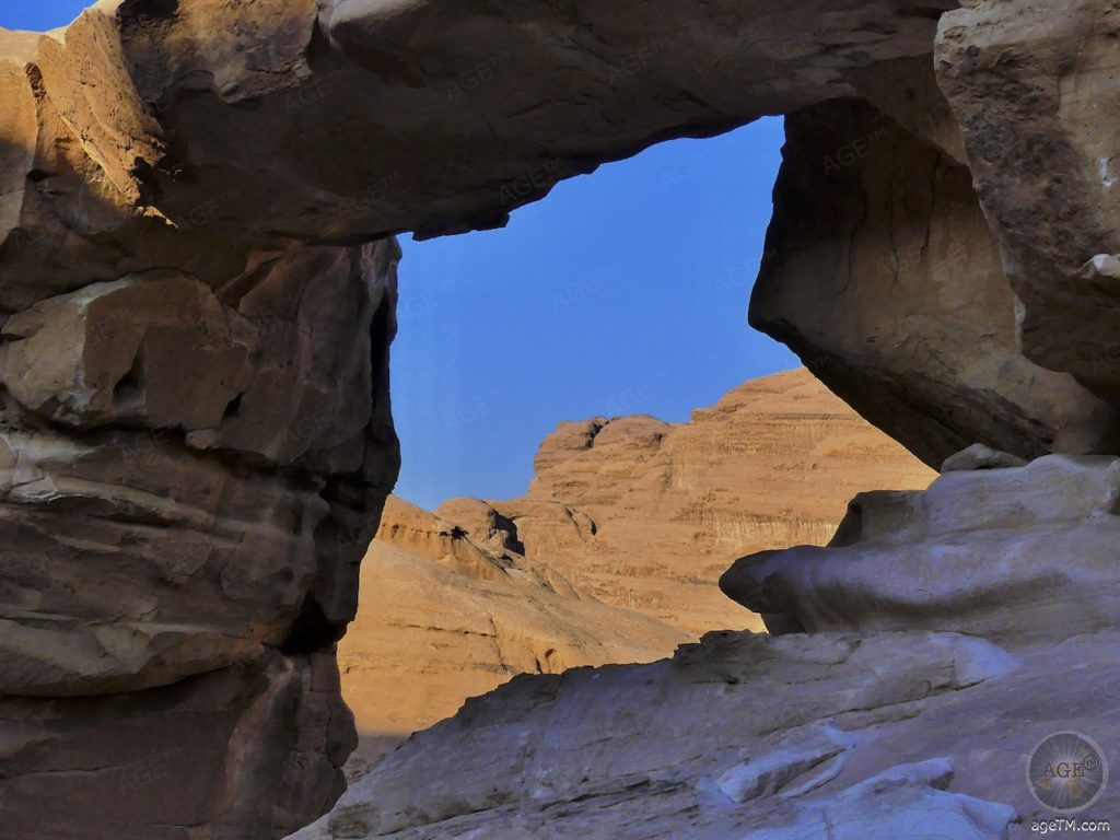 Um Fruth Felsbrücke in der Wüste - Wadi Rum UNSECO Welterbe Jordanien