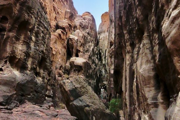 Wanderung im Canyon in Wadi Rum Jordanien