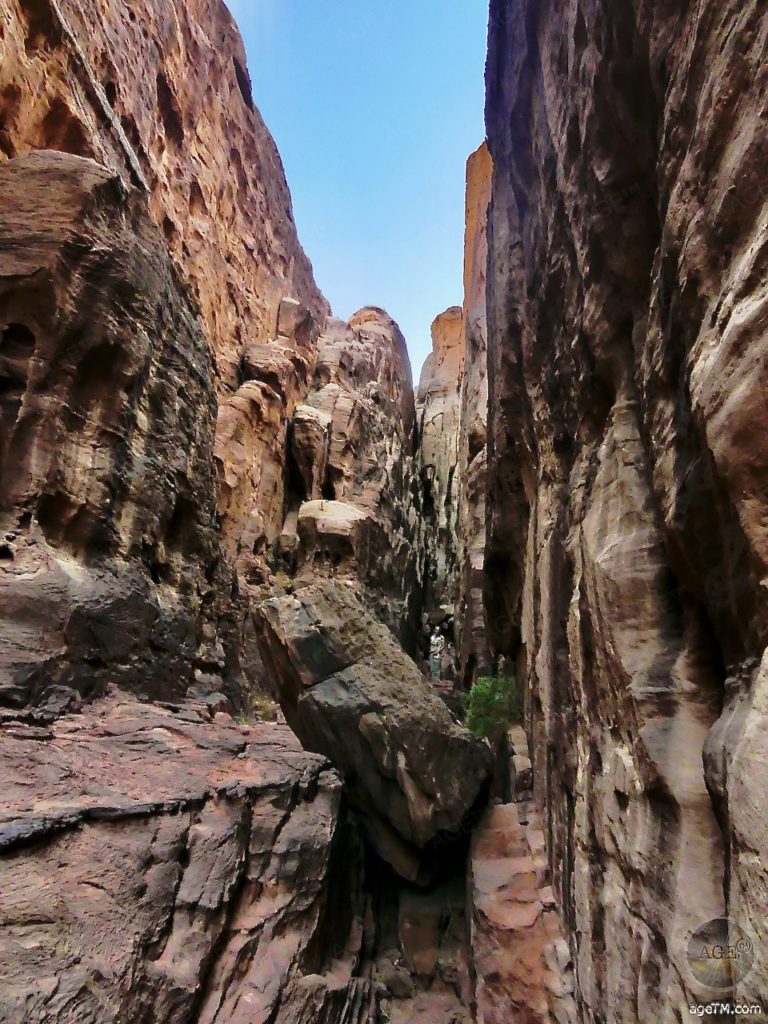 Wanderung im Canyon in Wadi Rum Jordanien