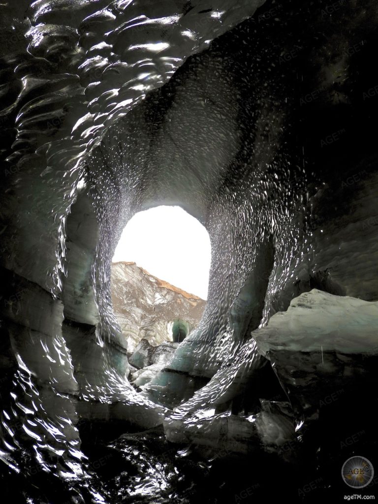 Ausgang der Dragon Glass Eishoehle - Myrdalsjökull Gletscher - Katla UNESCO Global Geopark Vik Island