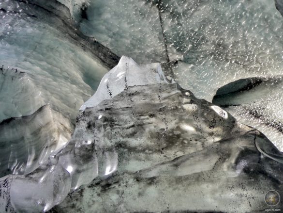 Detail der Dragon Glass Eishoehle im Myrdalsjökull Gletscher - Katla Geopark Island