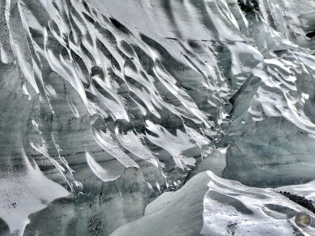 Katla Eishöhle in Island 3 wichtige Besucher-Infos! Eine perfekte Eiswand der Gletscherhöhle im Katla Geopark in Island.