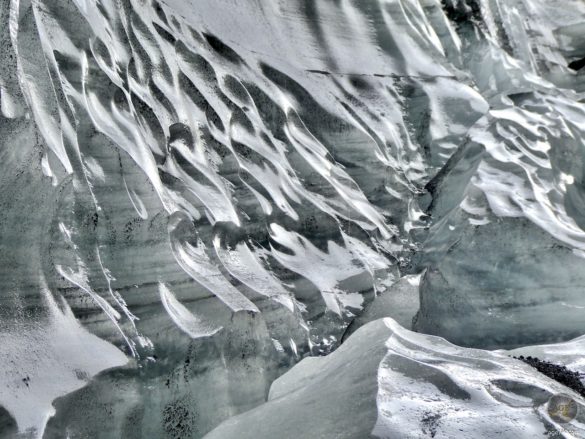 Eine perfekte Eiswand der Gletscherhöhle im Katla Geopark in Island.