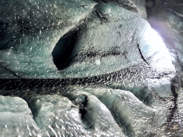 Eisformationen in der Dragon Glass Eishoehle im Myrdalsjökull Gletscher - Katla Geopark Island