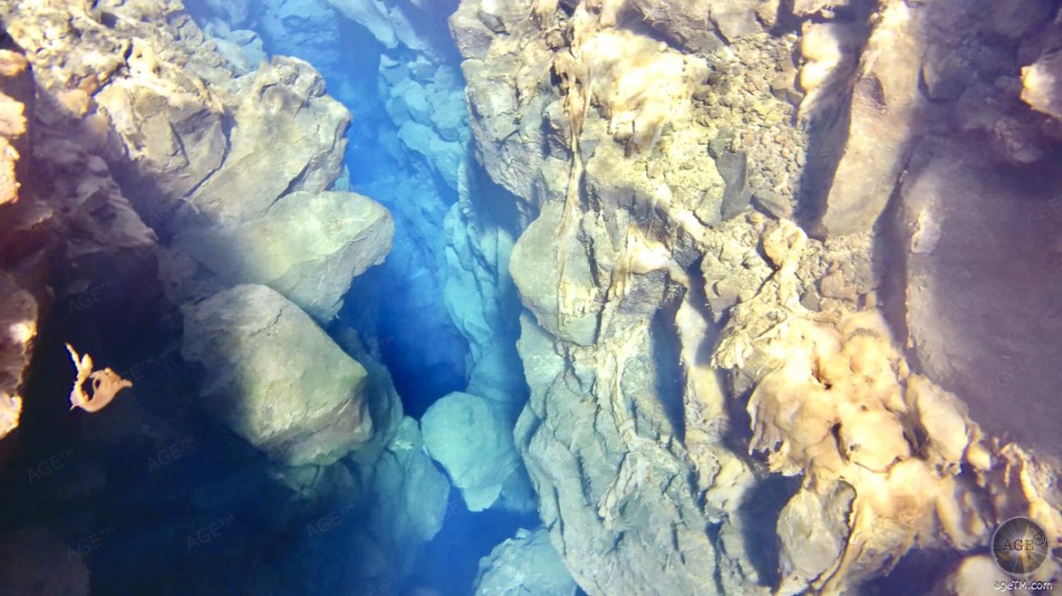 Eiskaltes glasklares Wasser in der Silfra Spalte - Tauchen und Schnorcheln im Thingvelir Nationalpark Island