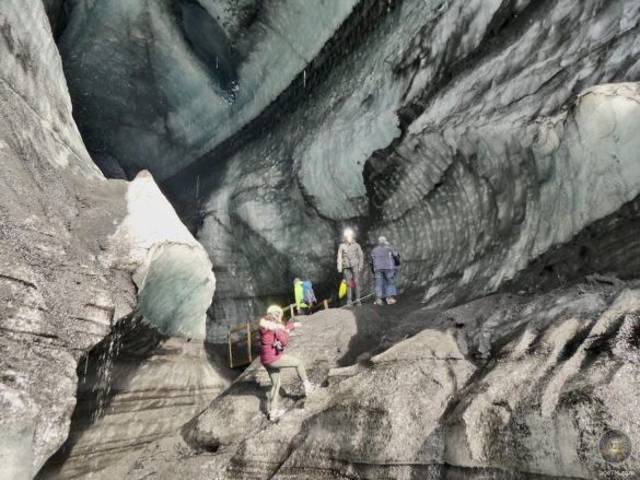 Eiskrallen an den Schuhen und Hilfsseile helfen beim Betreten der Eishöhle.