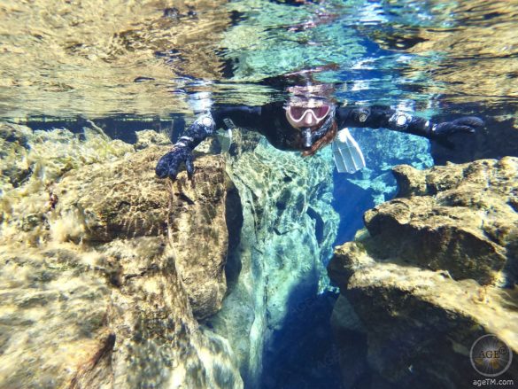 Europa und Nordamerika berühren beim Schnorcheln und Tauchen in der Silfra Spalte Thingvelir Nationalpark Island