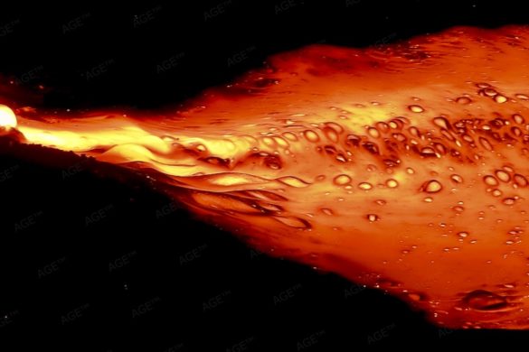 Islandic Lava Show glühend fließt 1100 Grad heiße Lava - UNESCO Katla Geopark VIK Island